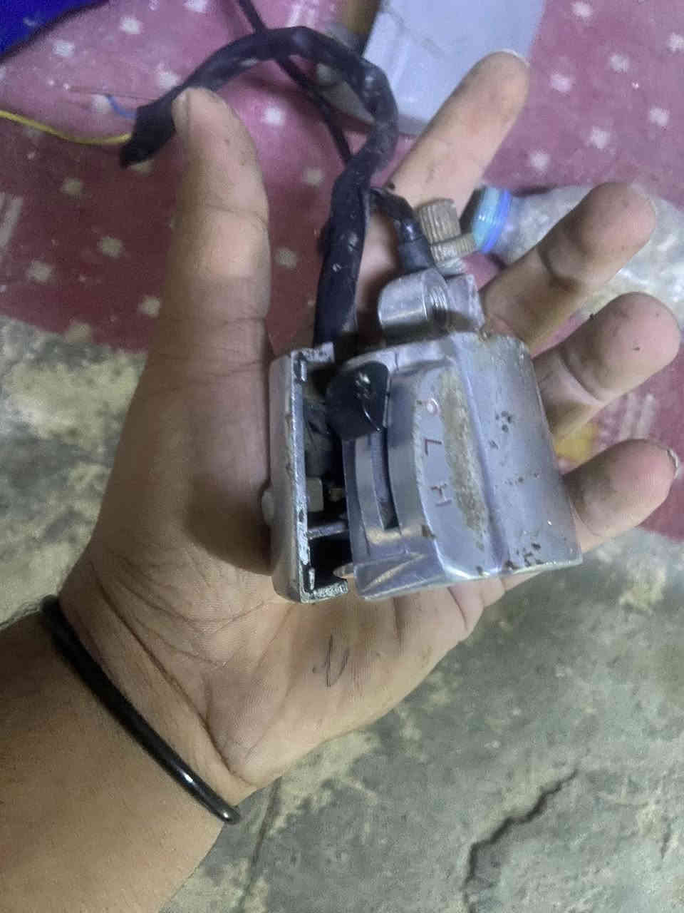 غراض دراجه ايراني لبيع قيم واخذ الي يعجبك كلشي موجود ستان نص - استان صفح-دبلات زوج -سنجيل وفرويل وغراضه - صواني زوجين -يده كهربيات شغاله -كابريرات ثنين ايراني وحده لكزز - عقلل لكزز - شفت ايراني ماشه -يده نمره -صفحيات زوج اسود -زوج ابيض-زوج -ازرك وبعد اكو غراض قيم واخذ مكاني البصره الاصمعي رقم ***********
