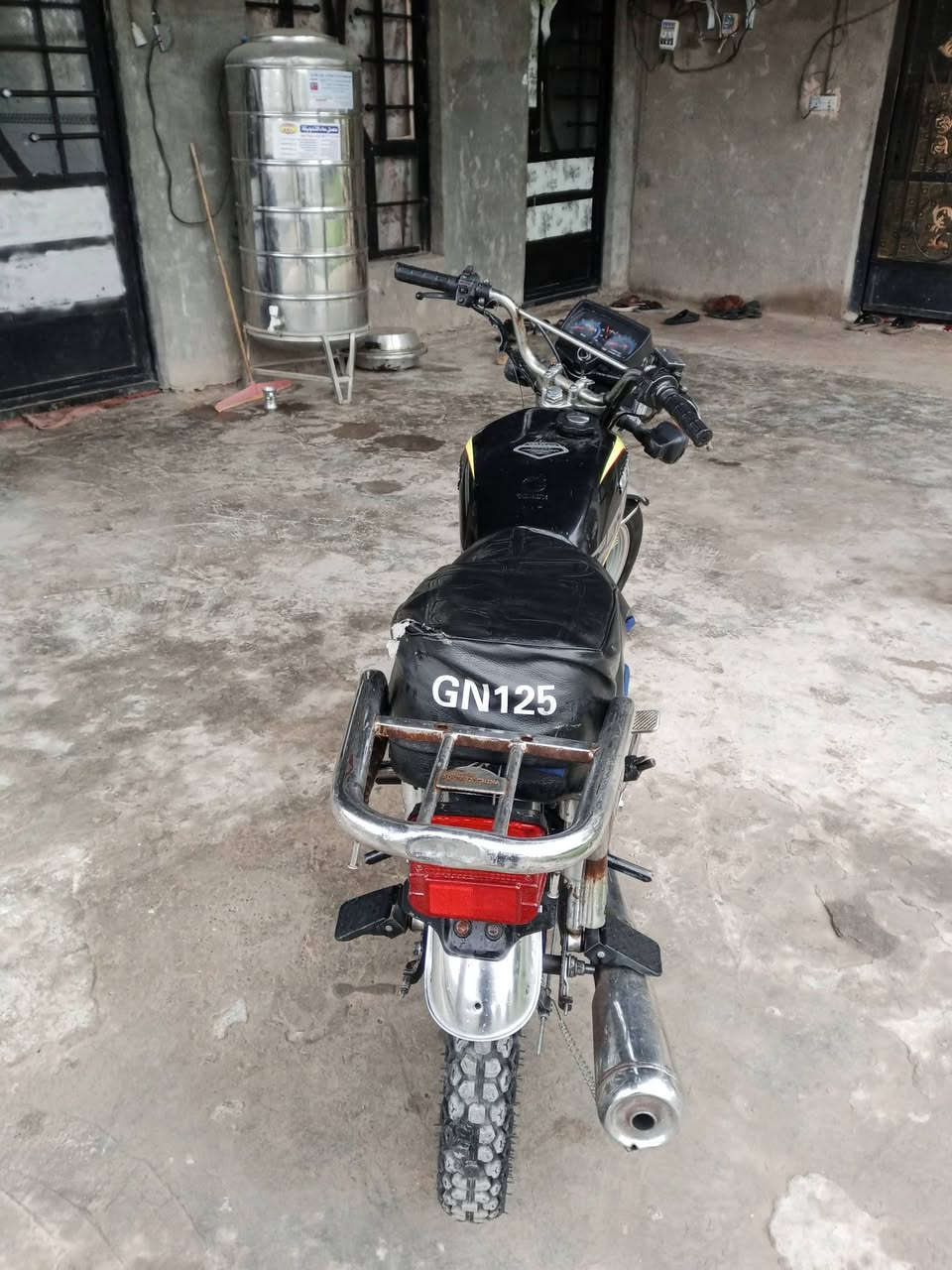 السلام عليكم 
دراجه سيفان.موديل 20 
محرك خير من الله 
سلف كهربائيه شغاله
اواق كامل 5اوراق 
السعر 375 وبي مجال حگ الجيه 
المكان ديالى الخالص التحويله ***********
