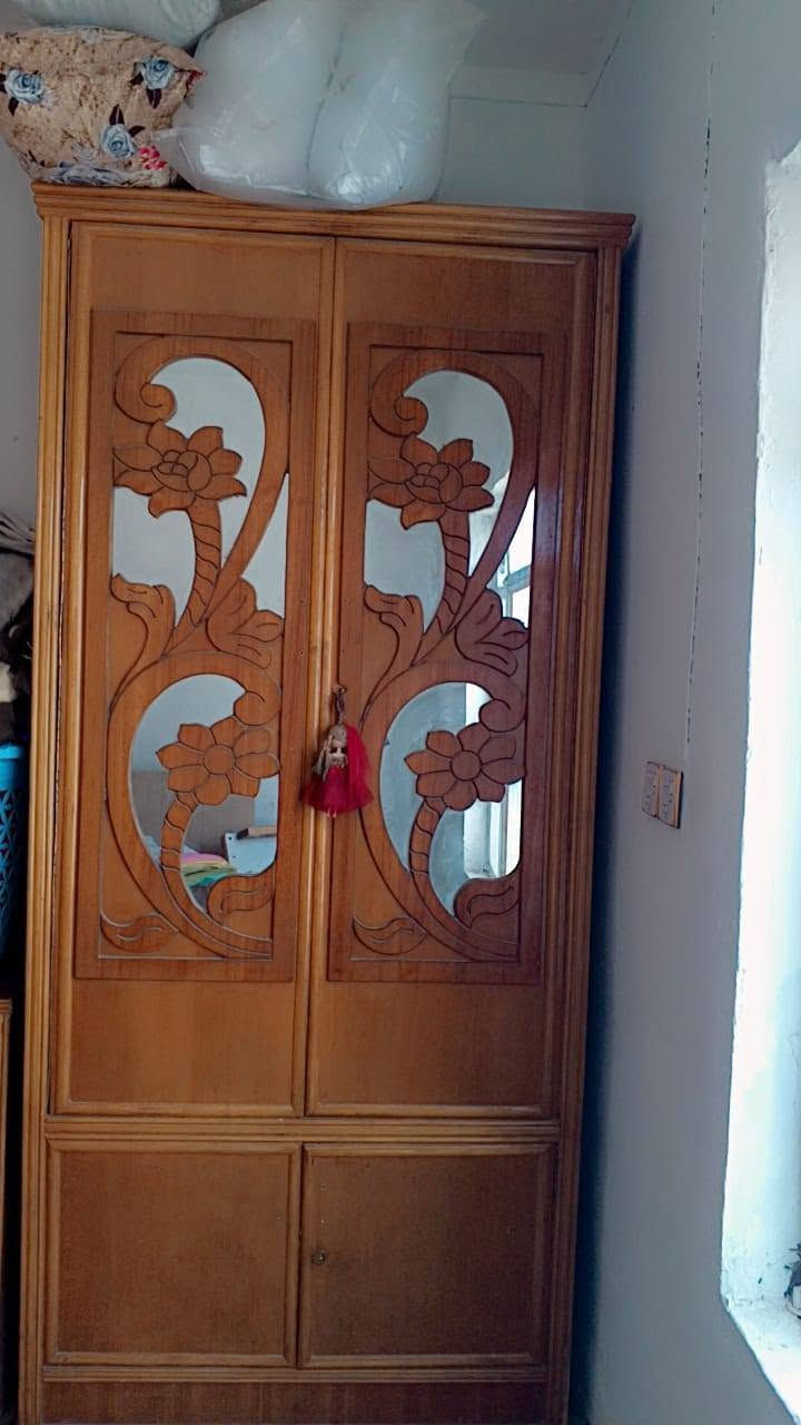 السلام عليكم غرفه اخشاب نضيفه للبيع وسعر مناسب مكان حله سياحي الشراي بخدمته ***********
