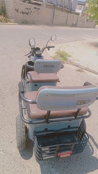 دراجه شحن ٣ تايرات تشيل ٣ نفرات وتصير بدي مثل بيكم ع وضع شركه كلشي بيه...