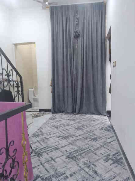 بيت حديث بمساحة 50متر طابقين سند 25 اقرار محكمه مباشر بأسم المشتري يحتوي ع غرفتين نوم مع صاله واستقبال ومطبخ ومجاميع صحيه عدد 2/ يبعد عن طريق الزائرين 20متر / خدمات كامله 
العنوان كربلاء  قرب مدينة الزائرين. مقابل جامعة كربلاء فريحه بسعر 70 للاستفسار ***********
