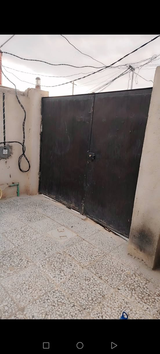 بيت بشارع المطار القديم قرب مجمع ابو عبد الله السكني موقع مميز جواريين ورده البيت مرزوق يحتوي على غرفه وصاله واستقبال وتخاريج مساحه البيت 135تجعيب وعكاده السعر 30 سيراميك كاشي سقوف ثانويه *********** للاستفسار
