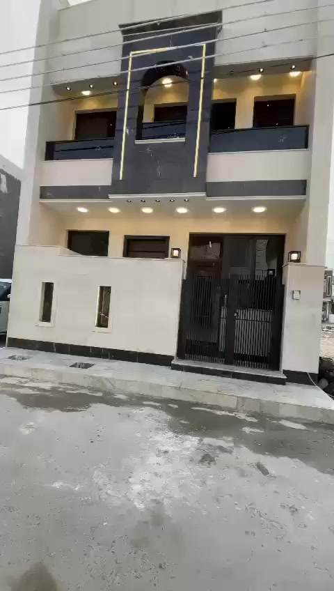 بيت للييع بناء حديث وارقى المواد مساحته ١٠٠متر مكانة مميز الفرع الاول من شارع الابداع وسوك قريب كلش عليه منطقة خدمات مي كهرباء وبيت يباع مؤثث بيت جديد بس عائلة تبيعه سبب سفر واجهه ٦ ونص ارضية مرمر مطبخ حار بارد ٣ غرف نوم وحده جوه اثنين فوك وثالث بيتونة كرارة حي دجلة شارع الابداع فرع كله بناء مرتب وشارع كلش مرتب ومبلط                    الاستفسار ***********
