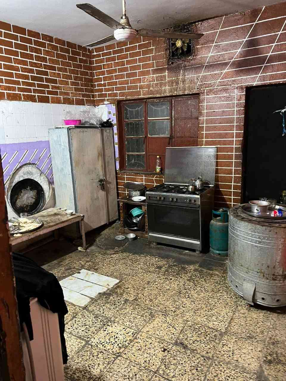 سلام عليكم بيت البيع العنوان مدينه الصدر قطاع 30 البيت مقسوم إلى 2 نص قطع فقط السطح مشترك بينهن البيت طابقين مسلح السعر (180) مليون الرقم الهاتف *********** أو ***********
