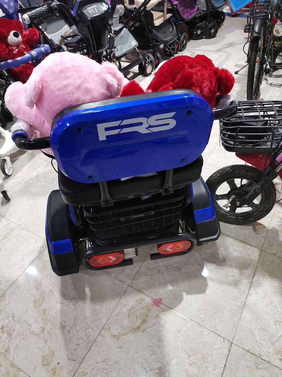 بيسكل شحن
٣ عجلات ٣ مقاعد
سعره ٦٥٠
***********
