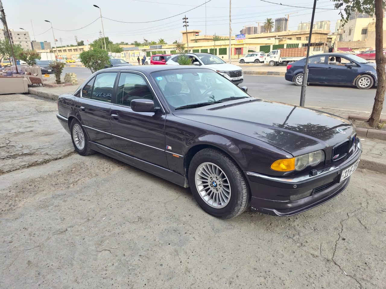 سلام عليكم بي ام دبليو خفاش 740موديل 1997محدثه2000 سياره نضيفه***********
