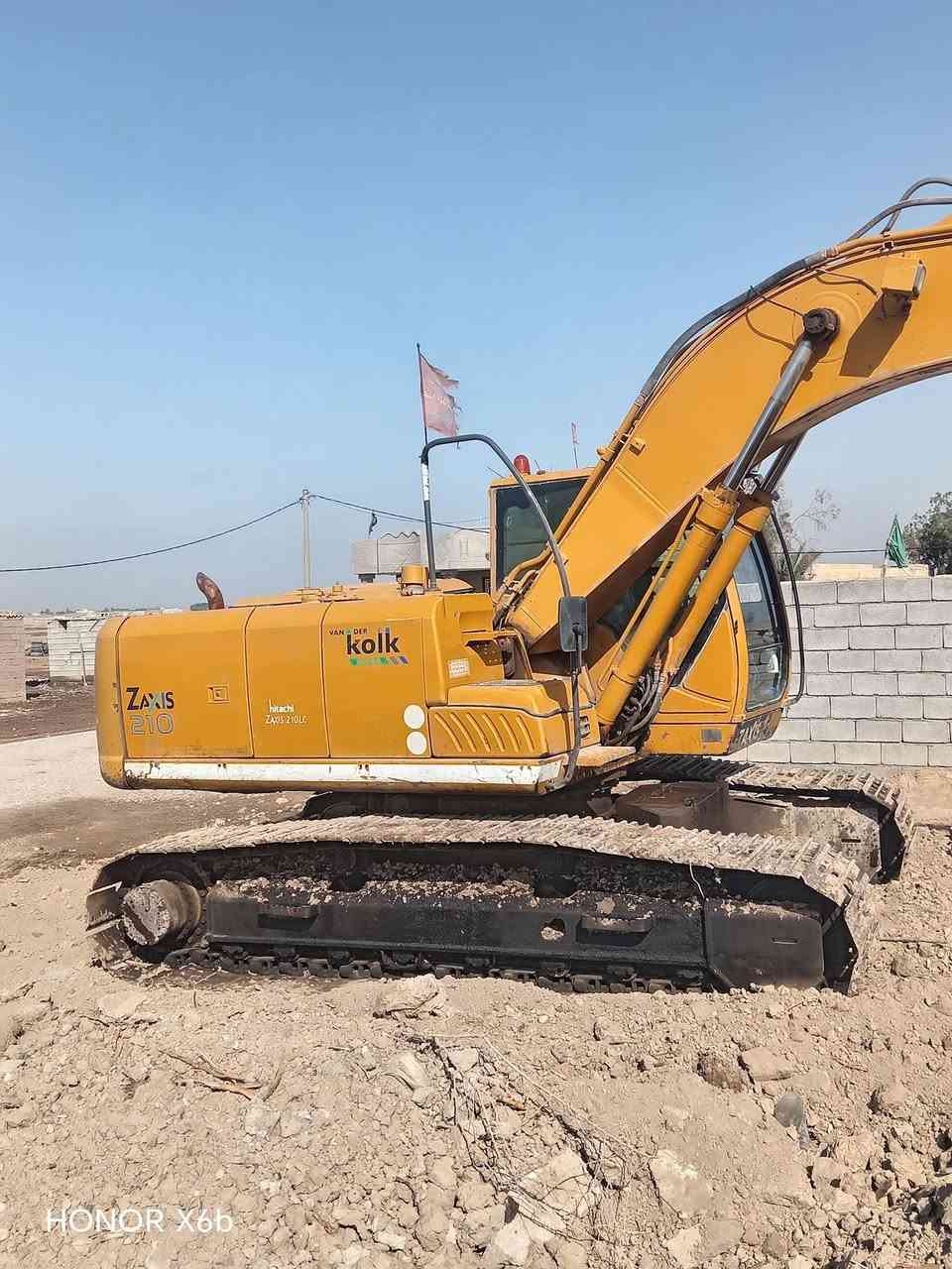 سلام عليكم حفاره هيتاشي زت ثري /موديل 2008 ايلصي حجم 210سنويه وراقم :رقم أربيل رقم :  ***********:واتساب موجود 🤍♥️
