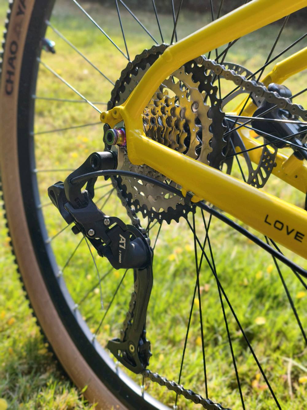 دراجة جبلية متطورة للطرق الوعرة. تتميز بهيكل بلون أصفر مشرق وتصميم يجمع بين الانسيابية والمتانة. مجهزة بمكابح قرصية قوية، ومغير سرعة متعدد المستويات لتجربة قيادة محسنة على كافة أنواع الطرق. المقعد واسع ومريح مع نظام تهوية ودعم إضافي. فرصة رائعة لعشاق المغامرة.