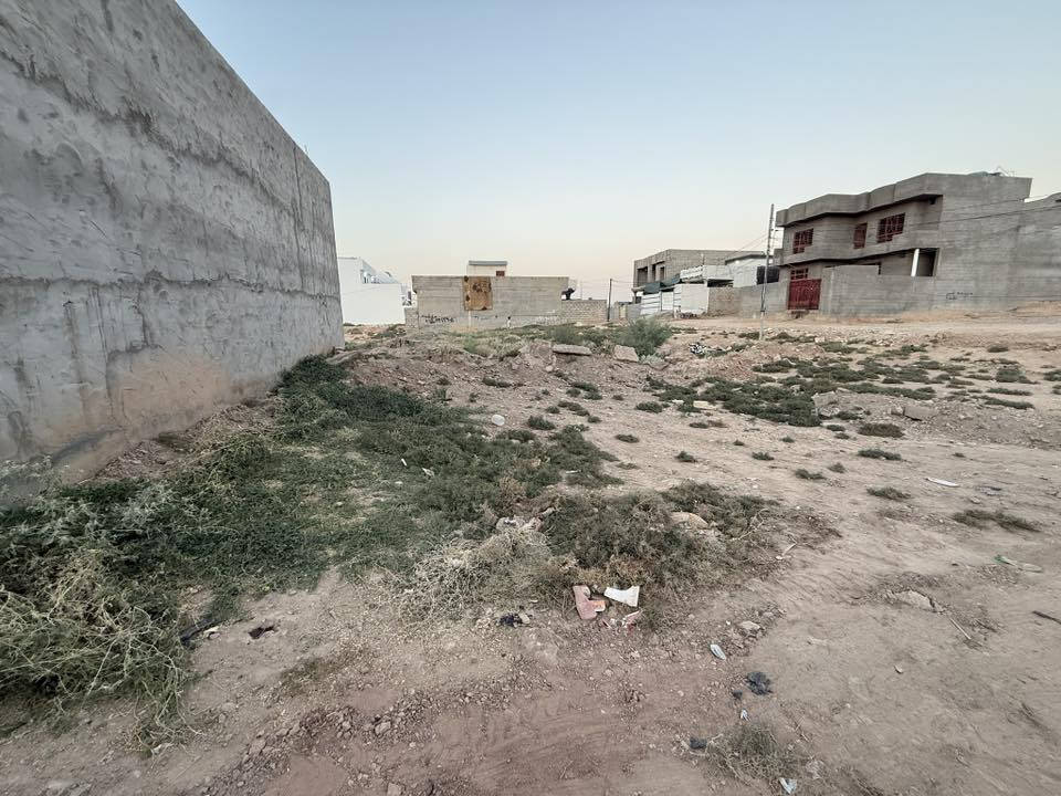 قطعة ارض للبيع المكان حي الشرطة خلف بيت شعبان 
المساحة 200 متر واجهة 10 متر نزال 20 متر موجودة كل الخدمات تبعد عن التبليط 20 متر السعر 24 مليون وبيها مجال للاستفسار الاتصال ***********
