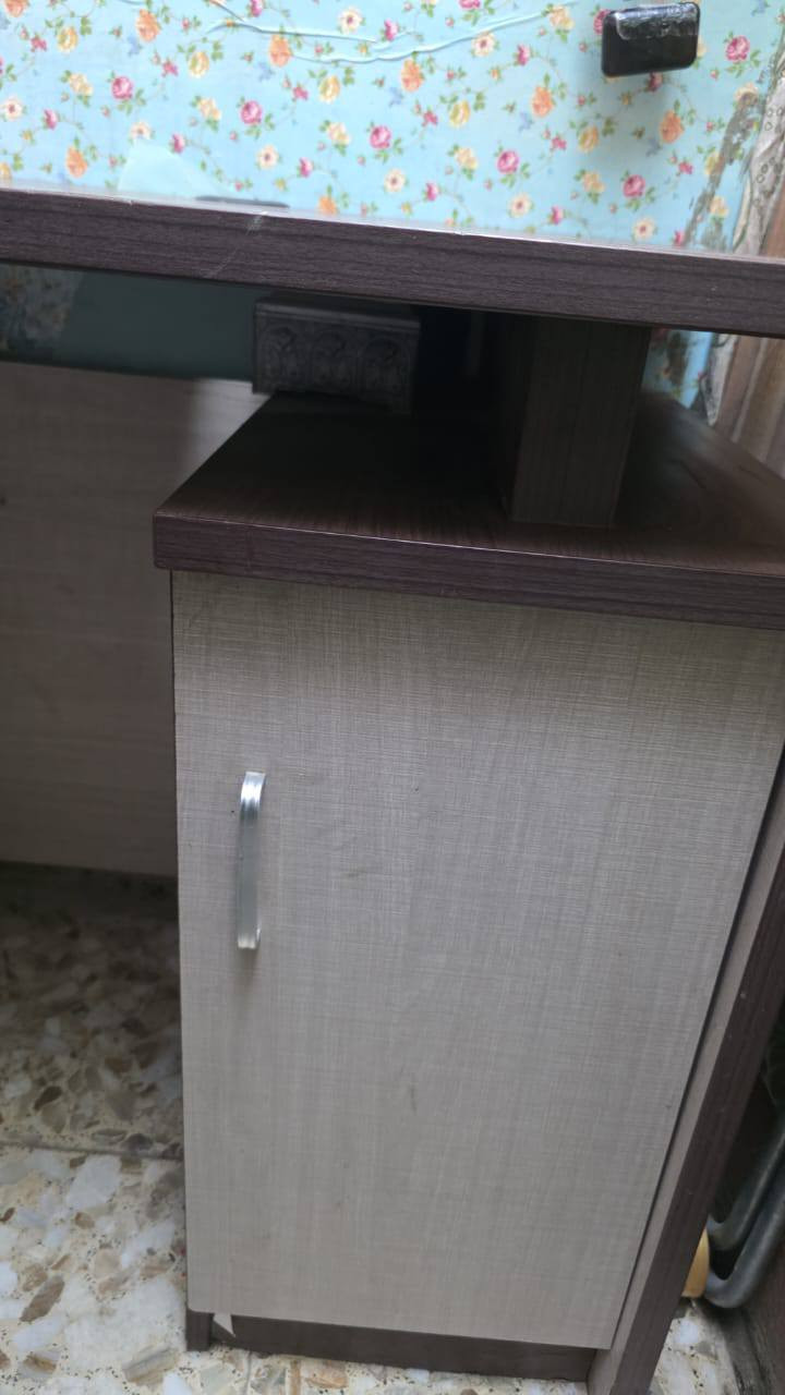 مكتبه
الطول 120
النزال 60 
الارتفاع 76
سعر 65
و كرسي سعر 15
بغداد حي البتول رقم الهاتف ***********
