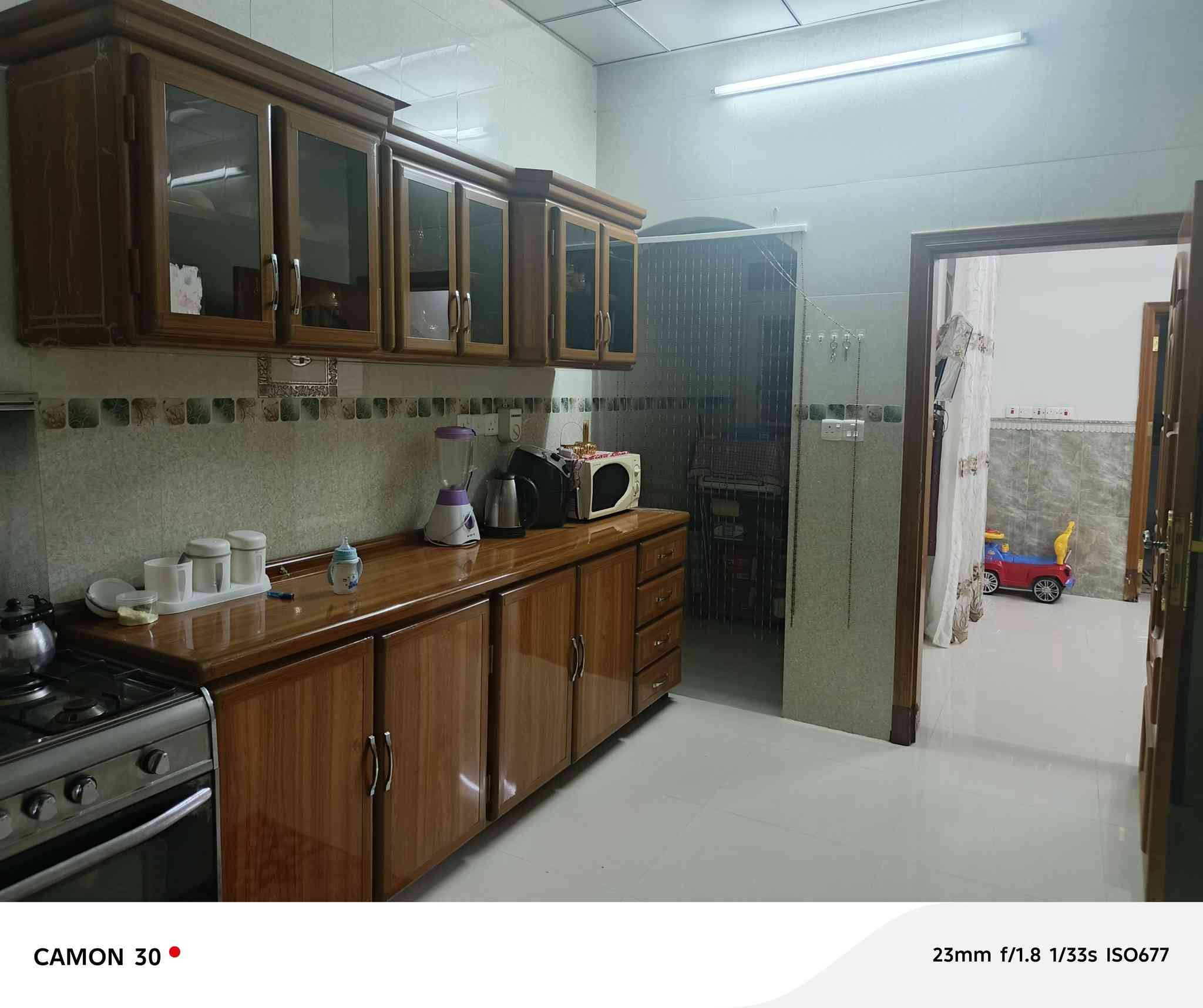 دار للبيع بداية  منطقة مشيرفة الاولى  قرب جامع مثنى كشمولة المساحة 150م  الواجهة 6م  العمق 25 م   نظام سليماني كراج أرضي عمق 8امتار +صحيات خارجيه                                                      مطبخ                                                                                       استقبال                                                                                هول.                                                                    صحيات    
منور عدد2 
سطح كاشي
غرف عدد2كبار 4ونص*4 مع سويت  و4*4    للاستفسار الاتصال على الرقم ***********بي واتس اب   السعر120مليون وبي مجال 
 يرهم مراوس ويه قطعه أرض
