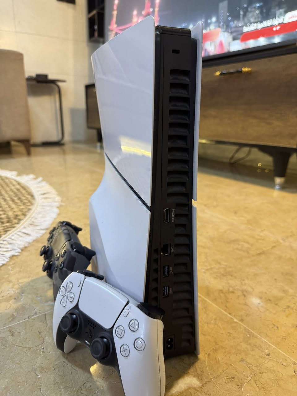 السلام عليكم ps5 سلم واحد تيرا الجهاز نضيف كلش شخط ما مشخوط ويا جوستكين اصليات وباكيته موجود 
المكان بغداد الكرخ 

للاستفسار ***********
