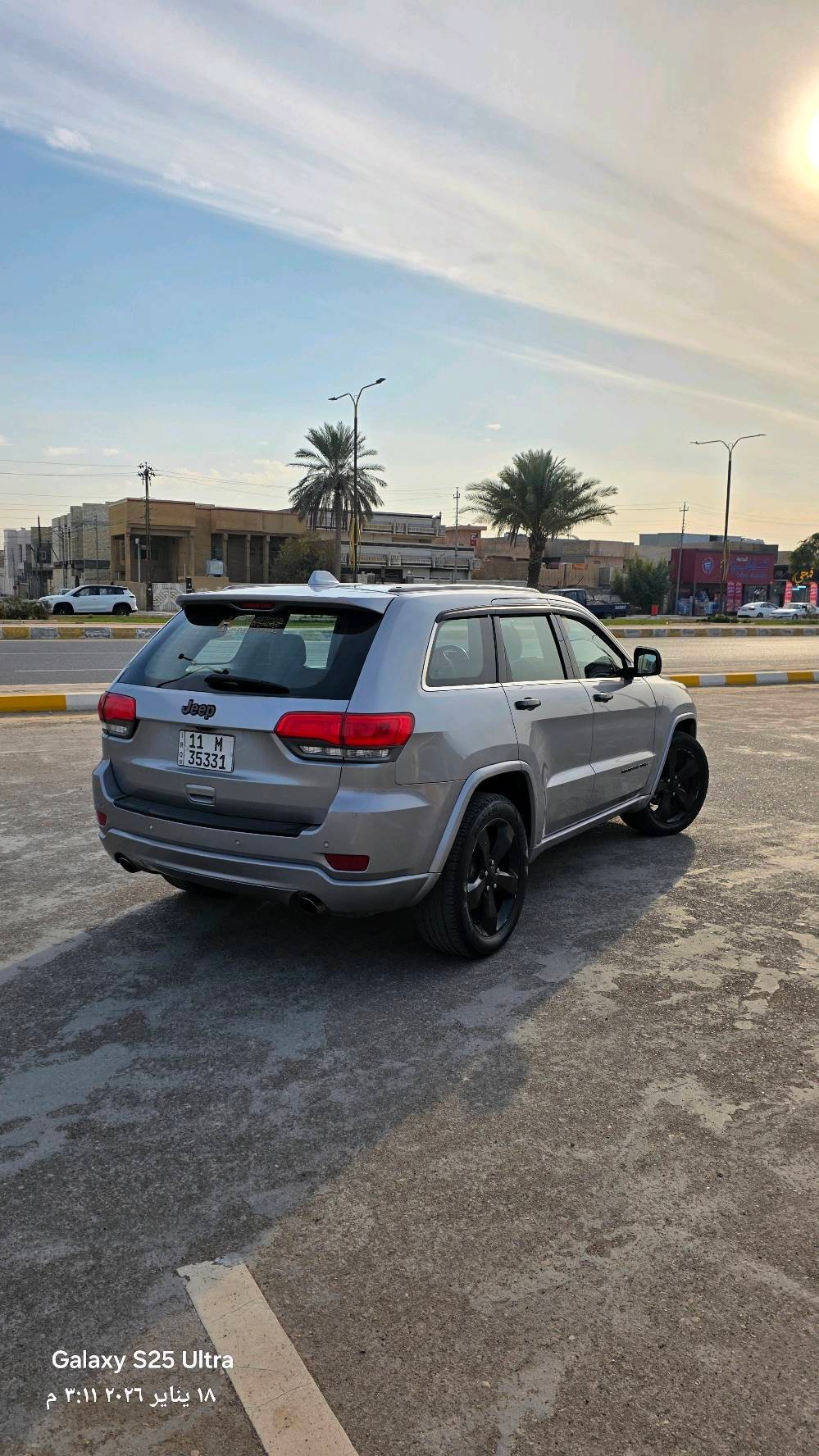 🚙 جيب جراند شيروكي 2015 – V6
اللون: سيلفر
🔧 المحرك والأداء: محرك 3.6 لتر V6، قوة 290 حصان
260 عزم دوران 
ناقل حركة أوتوماتيك 8 سرعات
دفع رباعي 4×4
صرفية وقود تقريبية:  20 لتر / لكل 100 كم
🛋️ الداخلية والراحة: شاشة معلومات ونظام ترفيهي
تكييف مزدوج المناطق
تشغيل بالبصمة + تشغيل عن بعد 
كاميرا خلفية
أزرار تحكم على المقود + تدفئة المقود
المراء الوسطية كهربائية (اوتوماتيك) 
مقعد السائق كهرباء + تدفئة مقاعد امامية 
نظام Uconnect (في الفئات العالية)
🛡️ الأمان: وسائد هوائية 
مثبت سرعة (Cruise Control)
نظام مراقبة ضغط الإطارات
سناسر خلفية (حساسات) 
🚗 المظهر الخارجي:
أضواء زينون أمامية وضبابية
مرايا الجانبية هيتر
فتح السيارة باللمس أو ريموت
عجلات ألومنيوم
🛠️ ميزات إضافية:
فتحة سقف
ديكور داخلي فخم (جلد/خشب)
نظام تعليق ناعم ومريح
🛠️ الضرر: فقط باب السائق مبدل ومصبوغ بامريكا بالشركة
📍 الحالة: الصدر الامامي يحتاج الى صيانة فقط! (الحدادية)
💰 السعر: 22.000$ قابل للتفاوض للجادين
📞 للتواصل: *********** / واتساب او اتصل على الرقم مباشرة!
