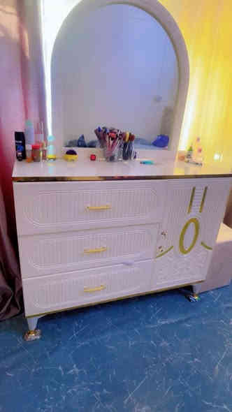 غرفه نوم ٩ قطع خشب تركي قوي جدا مع  اسره عدد ٢ خشب منفصلات (هديه) السعر ٧٠٠ ألف فقط لا غير 

***********
