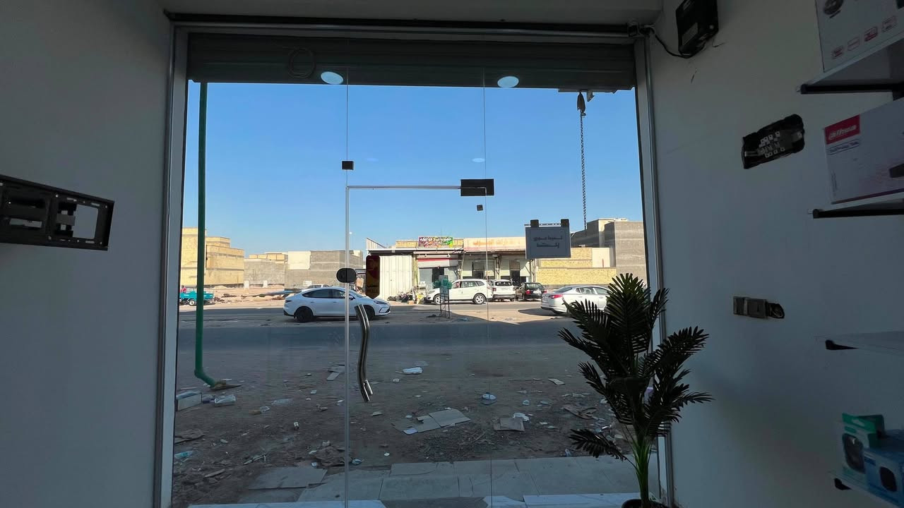 السلام عليكم واجهه جام قياس ١٠ ملم ... القياسات ٣٦٠ ×٣٢٥ للبيع
المكان البصره حي بغداد شارع المكاتب 
للاستفسار ***********
***********
