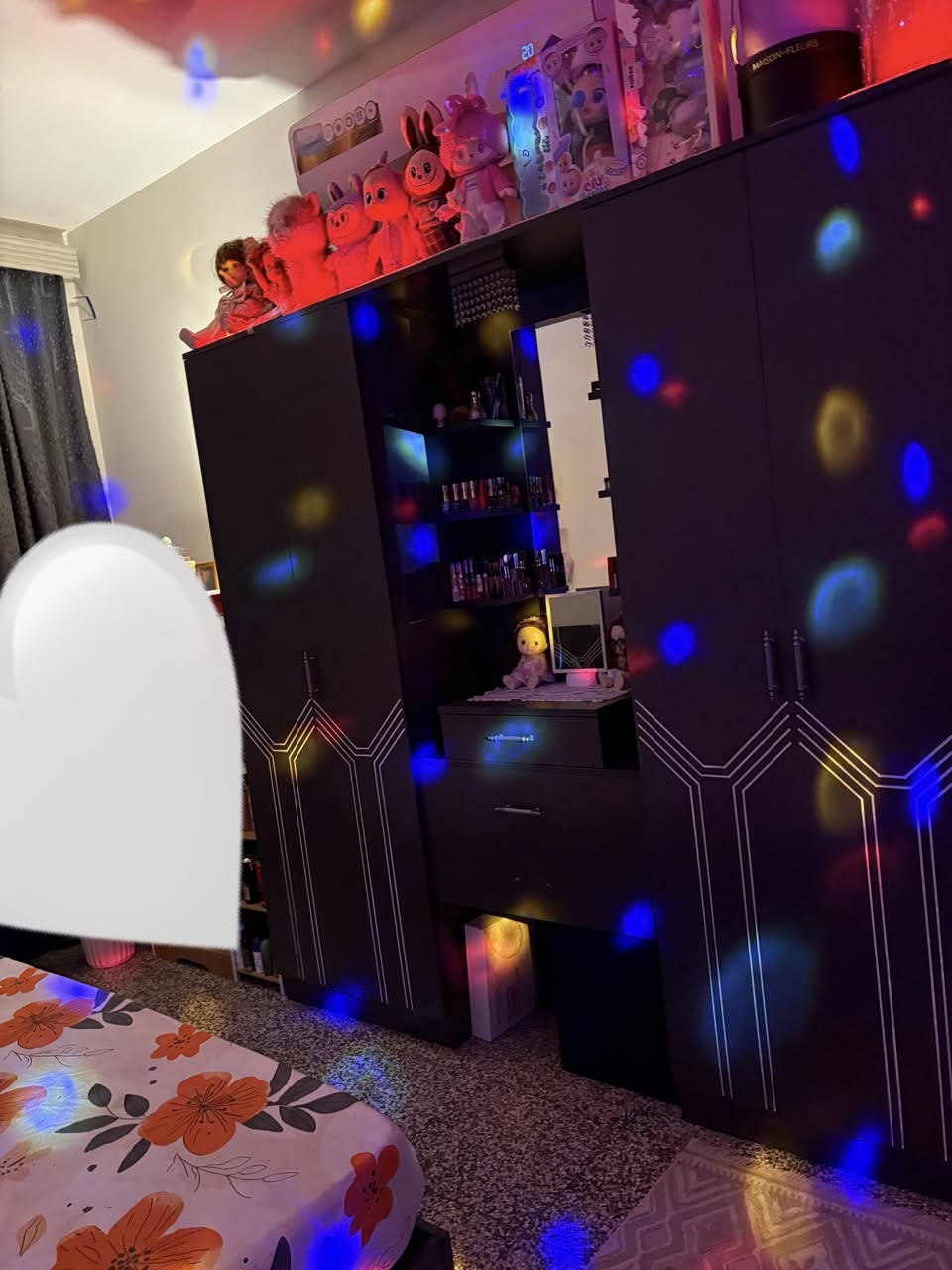 غرفه نوم
جربايه نفرين
كومدي عدد ٢ 
كنتور 
ميز تواليت بداخل كنتور
وملحق كنتور يرهم حرف L مقوس ويرهم عدل
ومن عندي مرايه عاموديه 
فقط هذني رايديها ٥٠٠ ضررها لوحيد يدات كنتور مكسور كم وحده 
باقي نضيف


**إذا كنت صاحب هذا الإعلان وتريد حذفه لأي سبب، رجاءا أرسل رسالة إلى الدعم الفني**