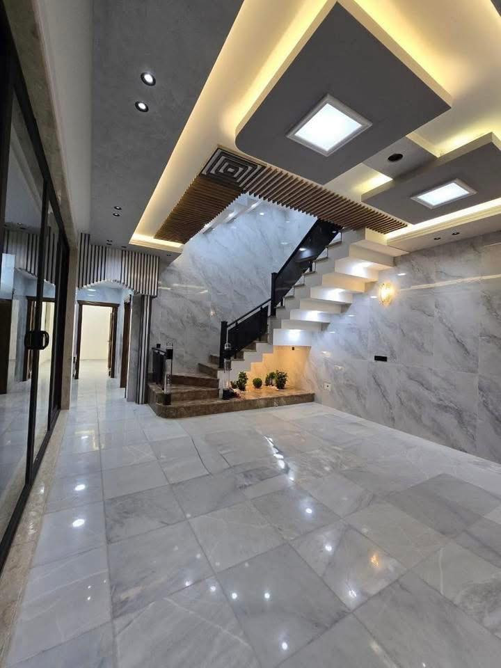 🏡✨ للبيع دار سكن فاخر – بتصميم هندسي مميز وإشراف هندسي متكامل

📏 المساحة: 230 متر – جاهز للسكن الفوري
📐 الواجهة: 7.66 م 🔹 النزال: 30 م

المواصفات الخارجية:
🔹 واجهة مرمر + أرضيات مرمر
🔹 بوابة خارجية كهربائية
🔹 الأبواب من الصاج الفاخر
🔹 الشبابيك ألمنيوم تركي
🔹 المحجر ألمنيوم + زجاج تركي

🏠 الطابق الأول:
🔸 مدخلين رئيسيين
🔸 استقبال أنيق
🔸 صالة واسعة
🔸 مطبخ مستقل
🔸 خدمات صحية
🔸 غرفتين نوم ماستر كبيرة

🏡 الطابق الثاني:
🔸 أربع غرف نوم ماستر
🔸 خدمات صحية

📍 الموقع: حي البنوك – شارع باريس
✔️ موقع مميز جداً – شارع 15 متر + رصيف 4 متر

📞 للاستفسار: ***********
📍 مكتب عباس للتطوير العقاري
حي البنوك – شارع الكنيسة – مجاور حلويات تمتوعه 🍰
