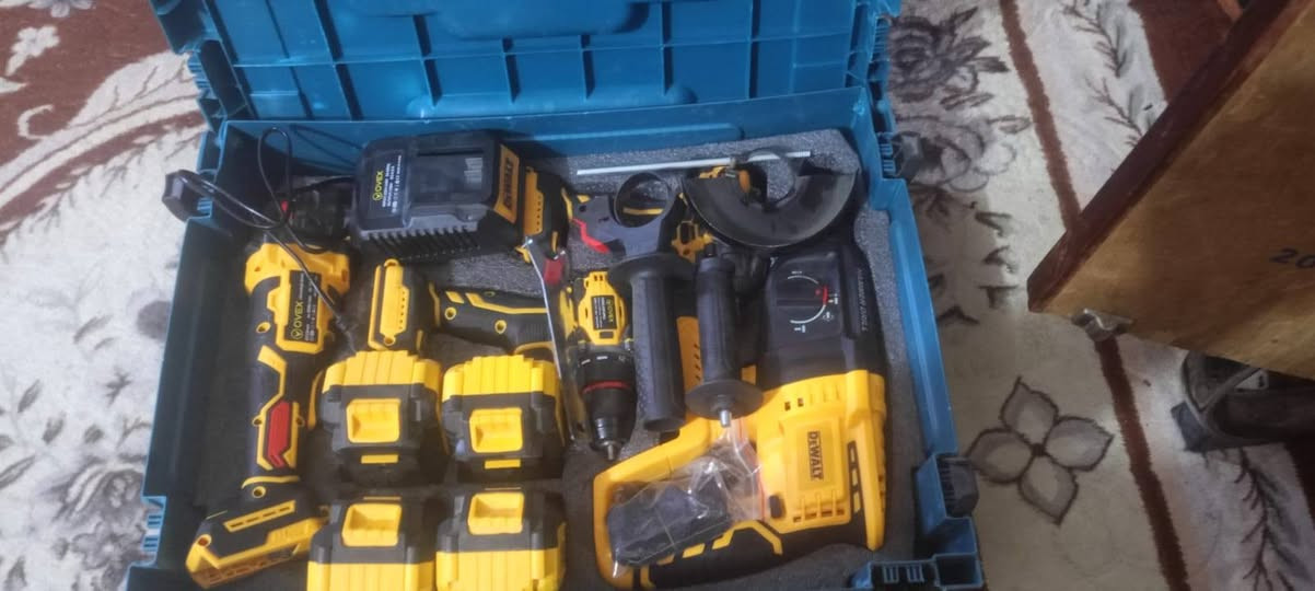 السلام عليكم.. بكج دريلات كامل 4 دريلات دريل لقم+دريل تزريف+دريل ابو درنفيس +كوسره شحن مع 4بطايات بعده جديد مامستخدم العنوان زنكوره المفرك  ***********
