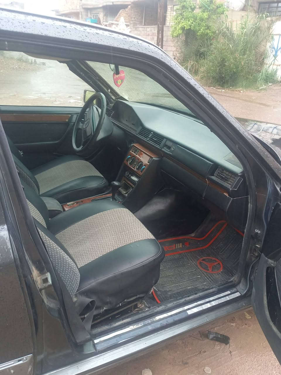 السلام عليكم مارسدس دب 300سياره رقم بغداد مشروع وطني بسمي سياره مكفوله كفاله عامه صبغ جماليه فقط تخم تاير تبريد شغال السياره خير من الله قواعد دبلات مكفوله صدر مامي وخلفي ولباقي تجي اشوفه السعر 60 هاذه رقمي ***********
