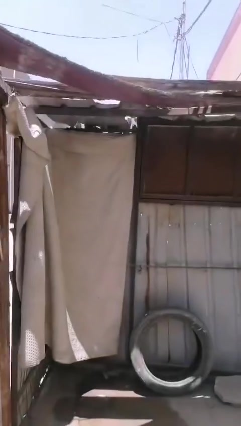 السلام عليكم بيت للايجار بحي العصري خلف الاطفاء بي غرفه وصاله وبرانيه ومطبخ وصحيات وفوك بي غرفه ومطبخ وصحيات وبيتونه لاستفسار عل خاص او رقم ***********
