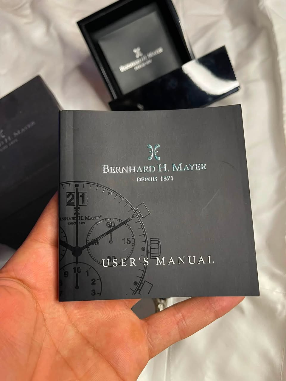 الماركة: برنهارد إتش ماير
التصنيف: ساعة يد كرونوغراف (Chronograph) كلاسيكية

الصنع" (Swiss Made).

الهيكل (Case): مصنوع بالكامل من الفولاذ المقاوم للصدأ المصقول عالي الجودة (All Stainless Steel).

الزجاج (Glass): زجاج من كريستال الياقوت (Sapphire Crystal) المضاد للخدش والصدمات، وهو ميزة أساسية في الساعات الفاخرة لحماية المينا.

الحزام (Strap): حزام مصنوع من الجلد الطبيعي الأزرق

السعر 400 دولار 
رقمي ***********
