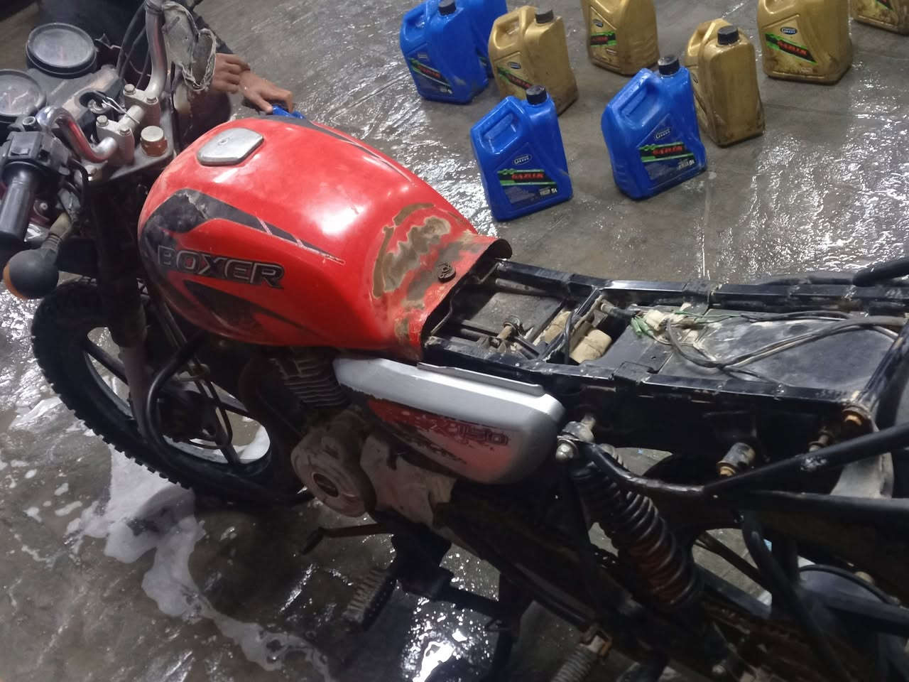 بوكسر جبلي 4نمر شرط مكينة شغاله والاضوية حتى بيها شلعة ومعدل ابيعلك كوم حديد 400الف وبيها مجال( كشن موجود ) مكاني بغداد تراث المعالف متواجد واتساب فقط ***********
