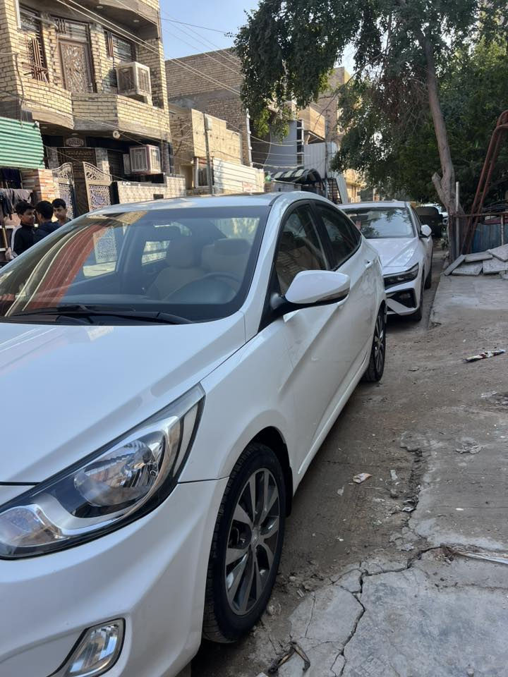 السلام عليكم
اكسنت 2015 خليجي فول ماشية 98
سيارة نضيفة بمعنى الكلمة بسمي 
تحويل مباشر مكفولة عدا بارد باب 
خلف السائق مكينه كير ممفتوحات 
السعر 115 وبيه مجال بسيط
السونار مرفق بل صور
***********
