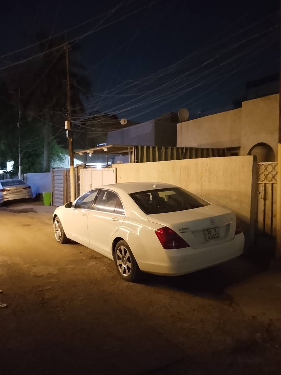 سلام عليكم ورحمة الله وبركاته 
مارسيدس s550 موديل 2008 رقمها ديوانية تتحول بأي محافضة
سيارة فقط مصبوغة اقل حزام بقطعتين (فقط صبغ) مصبوغة بل يابان مو بل عراق يعني صبغ درجة اولى الله شاهد 
مواصفات لا تعد ولا تحصى ماشاءالله 
كشنات جميعها كهرباء / تبريد وتدفئة جميع كشنات/ شاشه دوارة /
ستيرن كهرباء/ ابواب شفط جنطه شفط / لايت ديناميك / سستم صوت هارمن كاردن ارقى سستم / كشنات جلد / فتحه سقف / كير علاك / 3 وضعيات قيادة / دبل جام / تضليل بلورايز بلادي / جام اوتو / حساسات اماميه خلفية / رادار / اوتو بارك / مثبت سرعة / تبريد ثلج السيارة الله شاهد من ناحية كير ومحرك مكفول تبريد ماشاءالله سيارة بيها نقوصات بسيطة  سعرها -180- وبيها مجال ان شاء الله بس اهمشي لتكسر بل سعر فدوة لوجهك لان هم وراي شراء سيارة للاستفسار اكثر *********** مكاني بغداد
