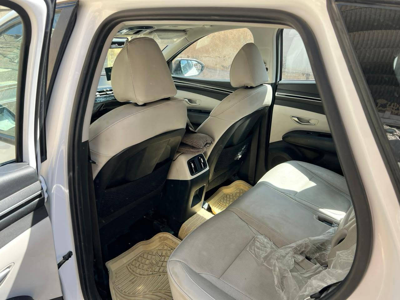 هونداي توكسان ( خليجية ) 2024
فول مواصفات بانوراما
شبر بارد وصدعه بالجاملخ الامامي
ماشية 60 الف km
السيارة جديدة استخدام شخصي 
وبأسمي رقم   بغداد 
حساس امامي وخلفي 
كامرة خلفية
شحن وايرلس لا سلكي
منافذ يو اس بي واوكس
تحكمات استيرن
بصمة ابواب 
ثلاثة انظمة قيادة
مرايا شفط 
نظام ترحيب 
بصمة تشغيل عن بعد
وبيها هواي مواصفات معروفة السعر ٢٢٠ وبيها مجال استفسار اكثر خاص او اتصال ب ***********
