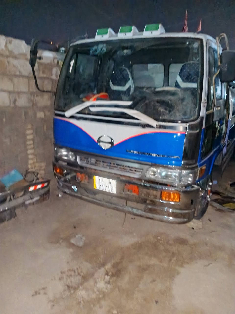 السلام عليكم سياره للبيع هينو طيره موديل 91 رقم انجليزي ماكينه 70 لا تنقص ولا تبخر  عموله 8ونص كهربائيات شغاله دوشمه جديده سياره جاهزه للشغل سعر 175 وبيها مجال *********** ***********
