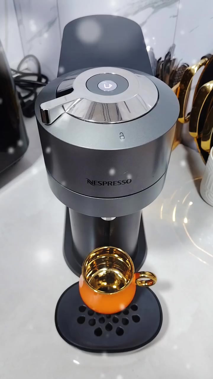 مساء الخير عليكم أحبتي 🌹
☕ ماكينة قهوة Nespresso Vertuo Next الأصلية
 بنظافه 90%
هذا الموديل (Vertuo Next) يعمل بتقنية الطرد المركزي لاستخلاص قهوة غنية بكريما كثيفة ونكهة متوازنة.
🔹 تدعم عدة أحجام أكواب... 
 (Espresso، Double Espresso، Gran Lungo، Mug)
🔹 نظام ذكي يقرأ الباركود لكل كبسولة ليضبط الاستخلاص تلقائياً كذلك يحوي مزايا التنظيف التلقائي الذكي. 
🔹 تسخين سريع خلال ثواني
🔹 تصميم أنيق وعصري يناسب أي مطبخ
🔹 خزان ماء كبير وسهل التعبئة
الماكنه صناعه هنكاري أصلي بترخيص من شركه nespresso السويسري. 
الضرر /خزان الماء ملحوم وحامل الاكواب 
السعر ٧٥ ألف شامل التوصيل لكل العراق
علماً سعر الجديد ٢٢٥ ألف


**إذا كنت صاحب هذا الإعلان وتريد حذفه لأي سبب، رجاءا أرسل رسالة إلى الدعم الفني**