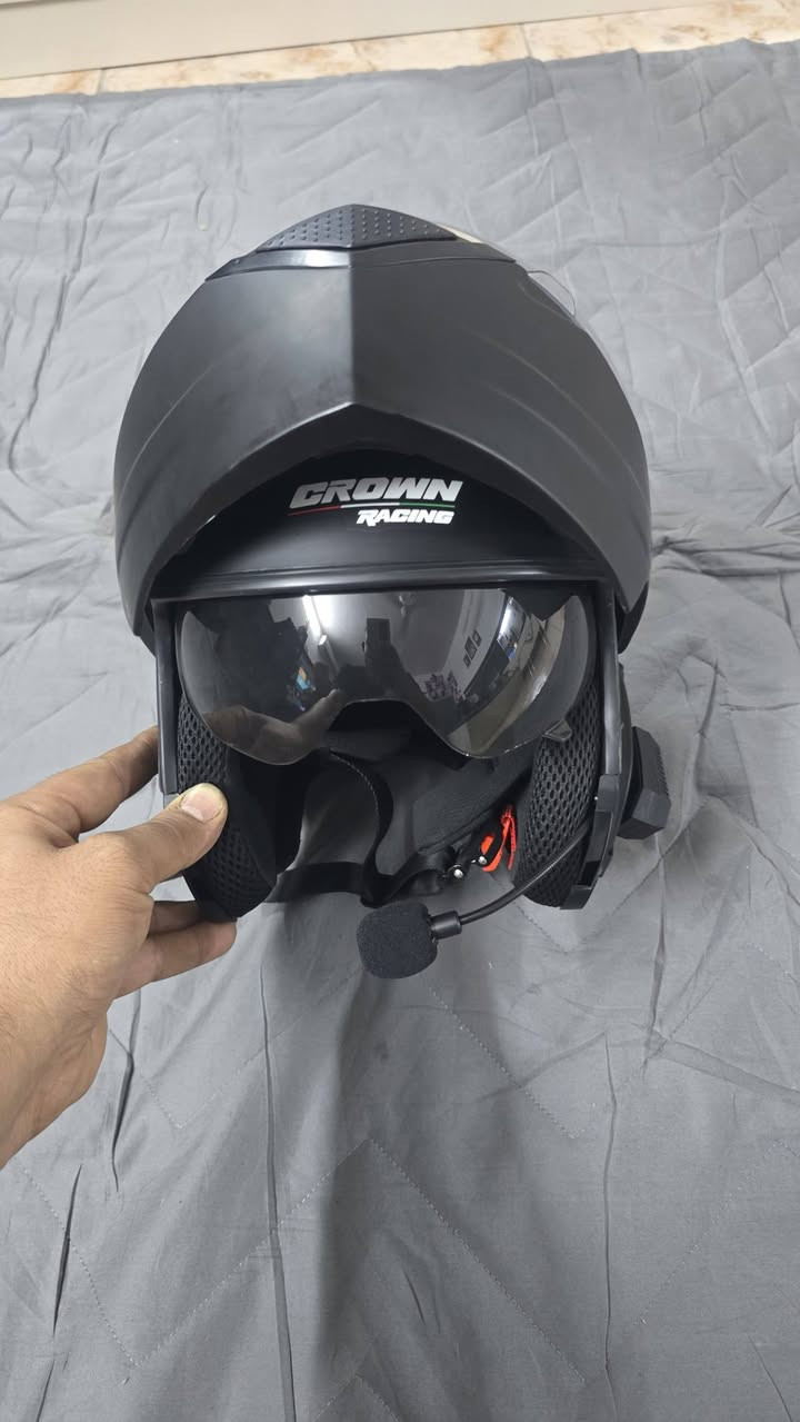 سلام عليكم خوذة بالة مع جهاز بلوتوث فج قلاب 3 حركات + نضارة شمسية بها بلاد سعر 70 .....رقم ***********
