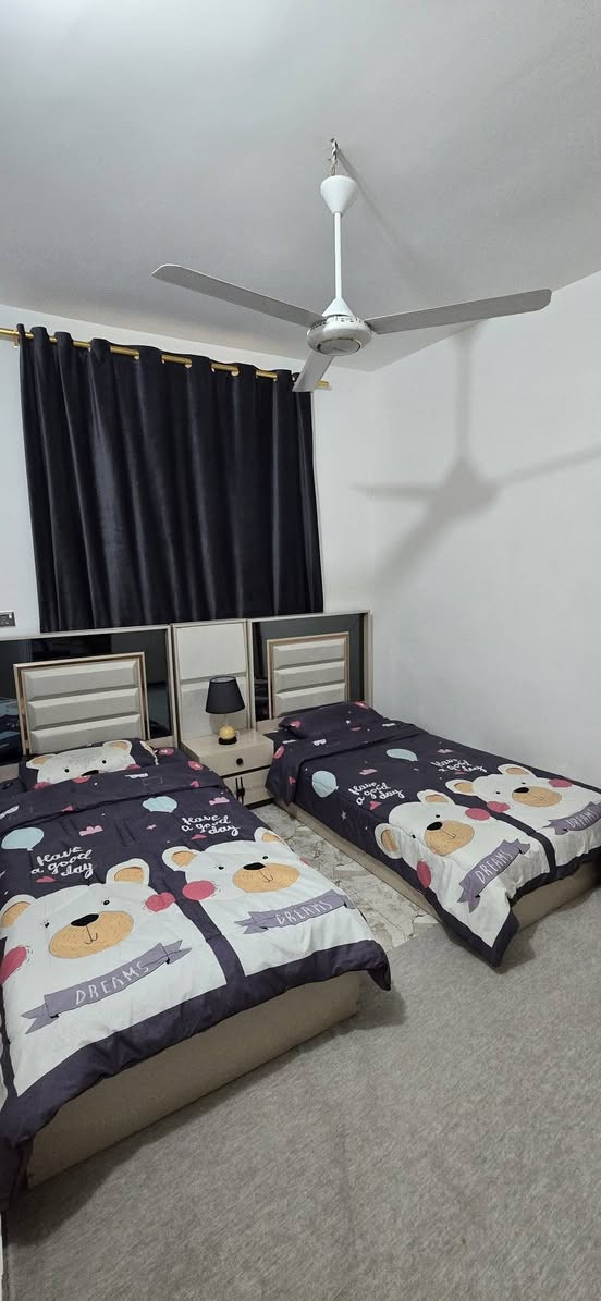 السلام عليكم بيت للبيع المساحه 50متر طابقين بناء بلوك جديد يحتوي على غرف عدد ٢ ستقبال وصاله ومطبخ وصحيات داخليه وخارجيه سند 25طابو زراعي إقرار محكمه العنوان كربلاء حي سومر خلف مدينة العاب ضوء القمر قريب سايدين الجاير رابع بيت عن الشارع الرئيسي يصلح سكن او حسينيه للزوار استفسار اكثر الاتصال بالأرقام التالية
*********** اسيا وتساب 
***********
***********
