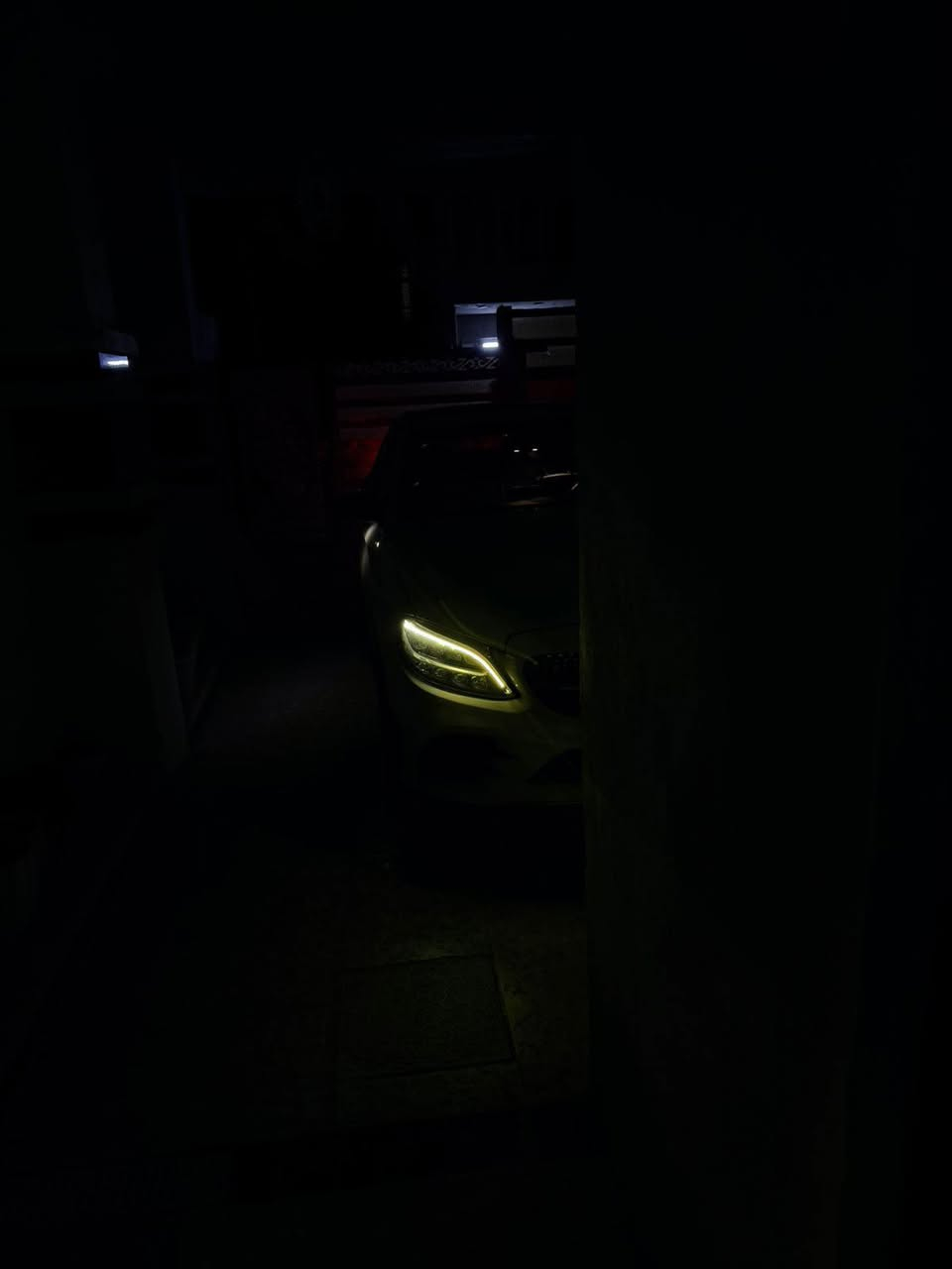 السلام عليكم 
مارسدس 
C300
Model. 2018 
فول مواصفات 
فتحه
جلد مواصفات معروفه
(حادثه قطعتين بنيد وجاملغ مبدل نفس لون
بدون ايرباك
سعره ٢٣٥ ورقه سياره جديده
مكانه بغداد
للاستفسار 
*********** واتس
