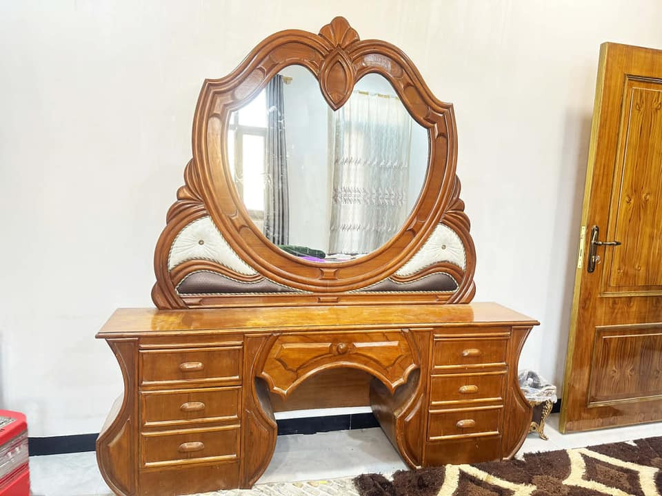 غرفه نجارة عراقي مستعمله بس نضيفه 
مكان حله شارع 60 
***********
