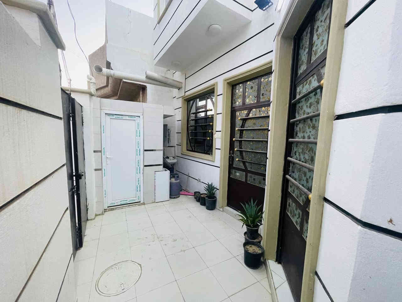 السلام عليكم ورحمة الله وبركاته

عندنا بيت للبيع
مساحته 125 متر
والواجهة 8.5 متر

الموقع مميز وجيد

البيت يحتوي على ثلاث غرف نوم
وصالة استقبال
ومطبخ خارجي
وحمام

البناء حديث وجاهز للسكن

للتواصل والشراء أو البيع
أمير الربيعي للعقار

الموقع: صلاح الدين – قضاء بلد – جمعية الإمام

رقم الاتصال: ***********
واتساب: ***********

⸻الموقع الدار حي الكوام
