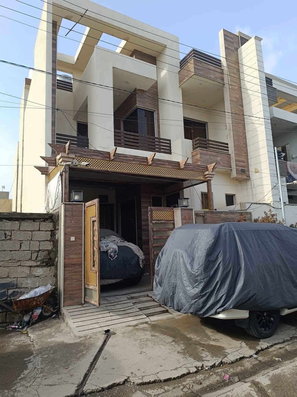 🏡 دار سكنية أنيقة بتصميم عصري ومساحات مدروسة
فرصة مميزة لامتلاك دار بمواصفات عملية وتقسيم مثالي يناسب العوائل الباحثة عن الراحة والاستثمار الناجح.
📐 المساحة: 160 م²
📏 الواجهة: 8 م
📏 العمق: 20 م
🔸 الطابق الأرضي:
• غرفتا نوم مريحتان
• هول واسع بتصميم أنيق
• غرفة استقبال مستقلة
• مطبخ عملي
• صحيات
• ترك عدد (2)
• تواليت خارجي
🔸 الطابق الثاني:
• 4 غرف نوم
• هول عائلي
• صحيات
• بلكونتان بإطلالة جميلة
• بيتونة
✨ دار متكامل، توزيع ذكي، مناسبة للسكن أو الاستثمار.
📌 خيار مثالي للمسوّقين العقاريين الباحثين عن عرض 
📞 للاستفسار والتواصل:
(***********)عبدالله ياسر 
(***********)كرم مثنى
