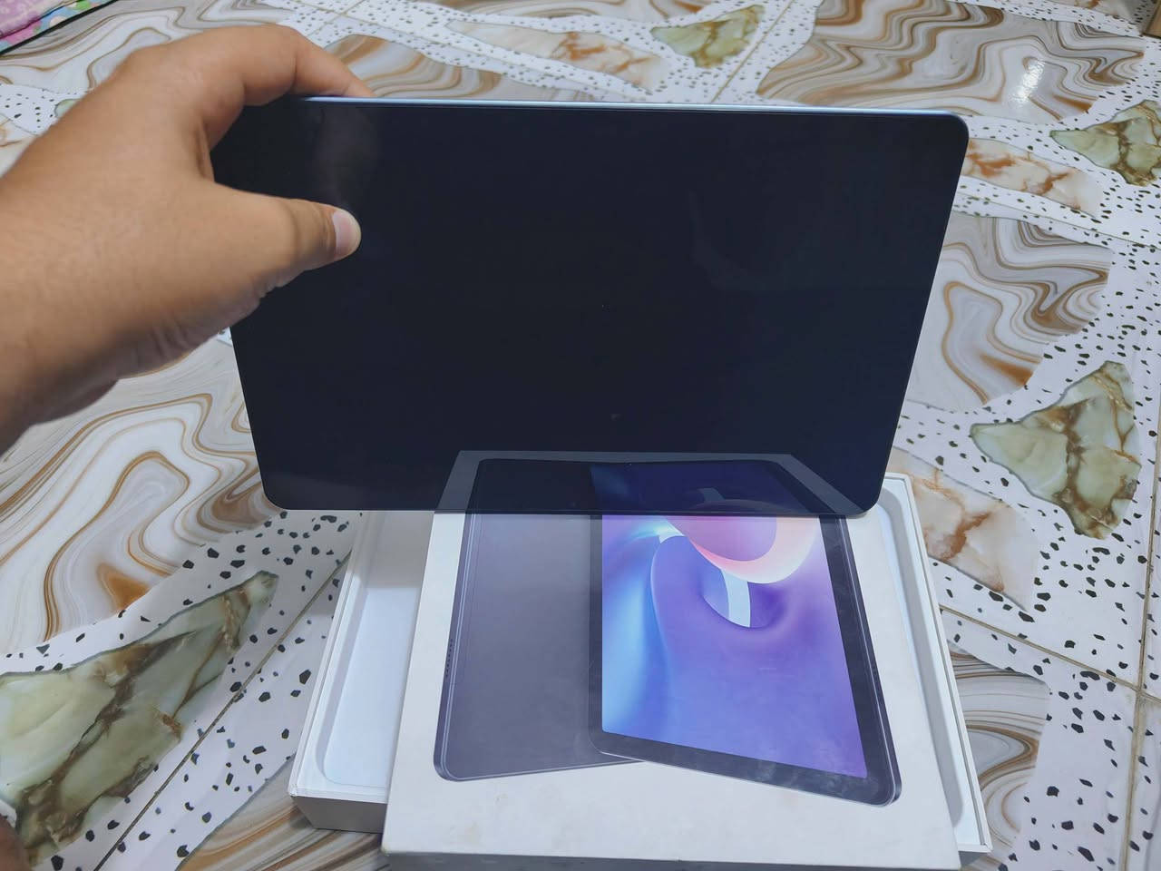 السلام عليكم..
للبيع جهاز تابلت Blackview Tab 16 غني عن التعريف، نظيف جداً وبحالة ممتازة.
الحالة: مستخدم استخدام خفيف جداً والدراسة فقط. الجهاز شغال 100% وما مفتوح ولا مصلح نهائياً.
المواصفات:
الذاكرة: 256 جيجابايت تخزين داخلي.
الرام: 8 جيجابايت أساسي (يوصل لـ 14 جيجابايت مع الرام الافتراضي).
الشاشة: دقة عالية تفوق الـ FHD (1200 \times 2000) ممتازة جداً لمشاهدة المحاضرات والقراءة والالعاب .
يشغل بوبجي 40 فريم باقي الالعاب 60 فريم
المعالج: ثماني النواة، سريع وسلس جداً بالتصفح.
الكاميرا: الأمامية 16 ميجابكسل، والخلفية 12 ميجابكسل.
 يأتي مع الكارتونة
السعر:170,000 دينار عراقي (وقابل للشراء والمساومة البسيطة للجادين).


**إذا كنت صاحب هذا الإعلان وتريد حذفه لأي سبب، رجاءا أرسل رسالة إلى الدعم الفني**
