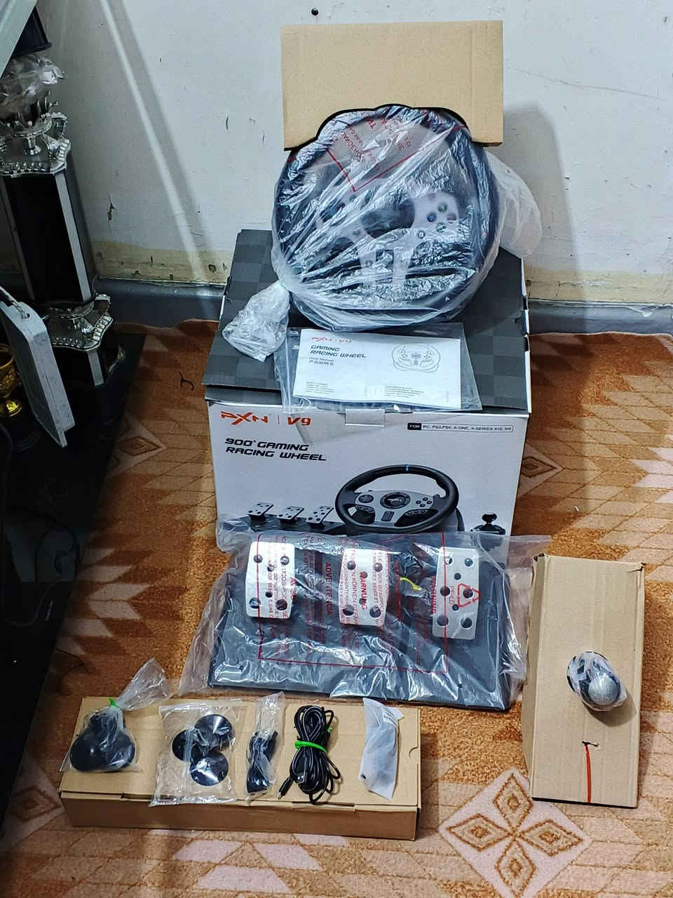 بلاي 4 للبيع جديد نظيف ما صار له اسبوع من اشتريتهن والاستيرن الجديد اشتريته ثلاث اقراص البلاي ويا لعبتين بالحساب في بيس وحرب ويده من عندهن اصليه وياي ثلاث يدات السعر 500 وبي مجال هذا رقم التليفون ***********
