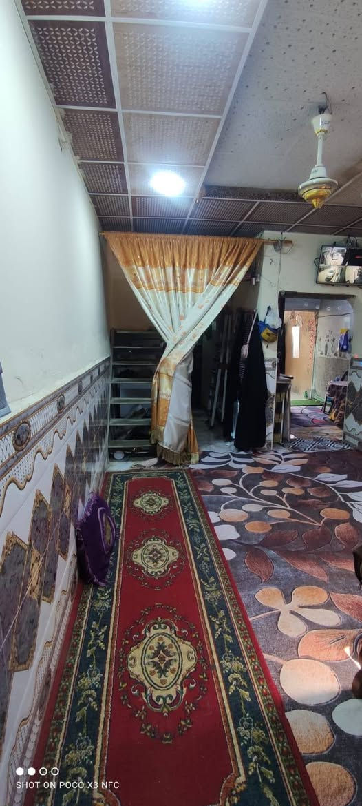 دار للبيع مطلوب للمصرف العقاري يباع بتطلوعه مناسبه مساحه 100 متر طابق ونص بناء شيلمان نظيف ، موقعه بشارع السبيس بالعسكري بصف الركن قريب ع الشارع العام ، 
للاستفسار مراجعة مكتب الدر حي السلام شارع أبو الدجاج
***********
