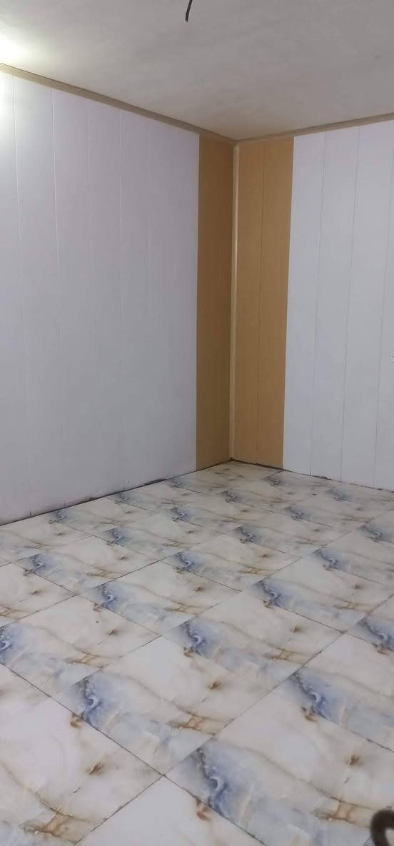 للبيع بيت زراعي بالديوانيه منطقة ال حمد قرب مزار سيد هاشم ابو عرابيد خلف عمارات الزيتون لجوه يحتوي غرفتين وصاله وبراني ومطبخ وصحيات المساحة 300متر السعر 40وبي مجال الاتصال ***********
