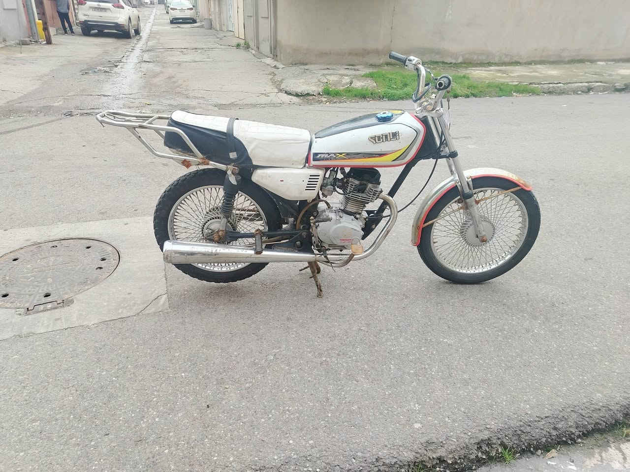 السلام عليكم ماطور تايكر 2017 معمر جديد مكينه خرسه نشاط فول وياله عدله تواير نضاف مكينه فقط بيها كسر يم قبغ كلجات بس شرط ماينضح دهن السعر ٢٥٠ وبي مجال شراي خاص او انتصل ***********))) ***********
