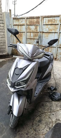 دراجة شحن للبيع ٦ بطاريات نص عمر شحنة ٧٢ فولت  نضيفة من شركة الوطنية ل...