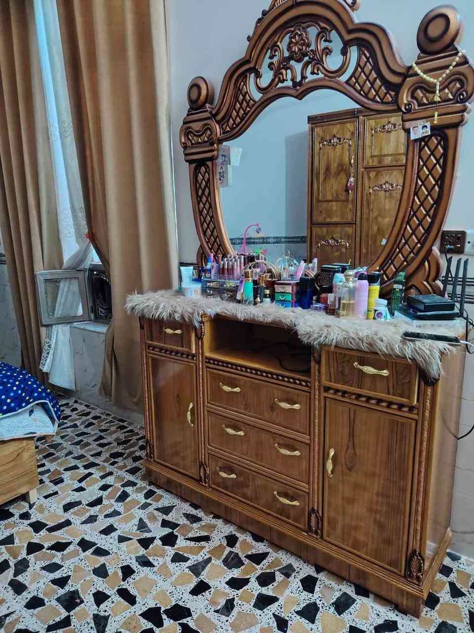 من رخصه الادمن 

غرفه خشب جديده استخدام ٣اشهر 

ام التاج المرغوب حاليا بل سوك معروف نوعيت ام التاج 

السعر النهائي بمليون 300المكان فلوجه 

ملاحضه اني مكلف الاتصال عل الرقم الاستفسار  ***********
***********

