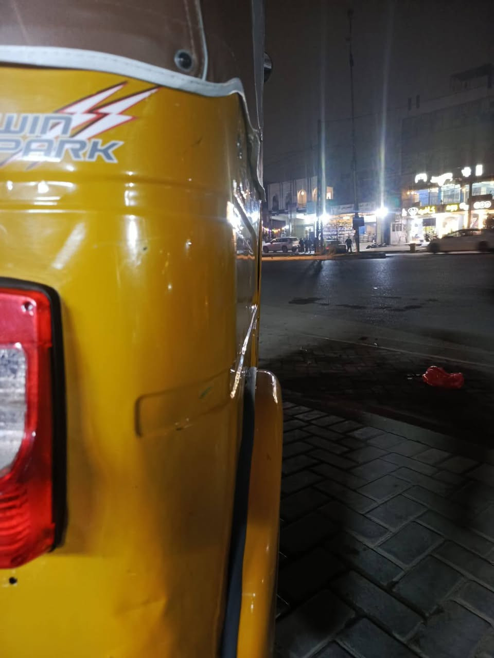 سلام عليكم تكتك للبيع موديل 21 رقم وسنوية مكينة خير من الله بيهة طخة فوك البكلايت صغير مثل ماموضح بصورة وبيهة خياسات قليلة كلش سعرهة 7500 بيها مجال بصيط للعلم بدون غراضض رقم هاتف ‏‪***********‬‏
