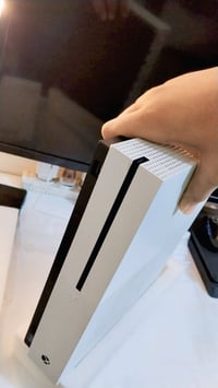 Xbox one s واحد تيرا مع جوستك وحده  كيم سير 185  بي مجال واذا جوستك 2 ...