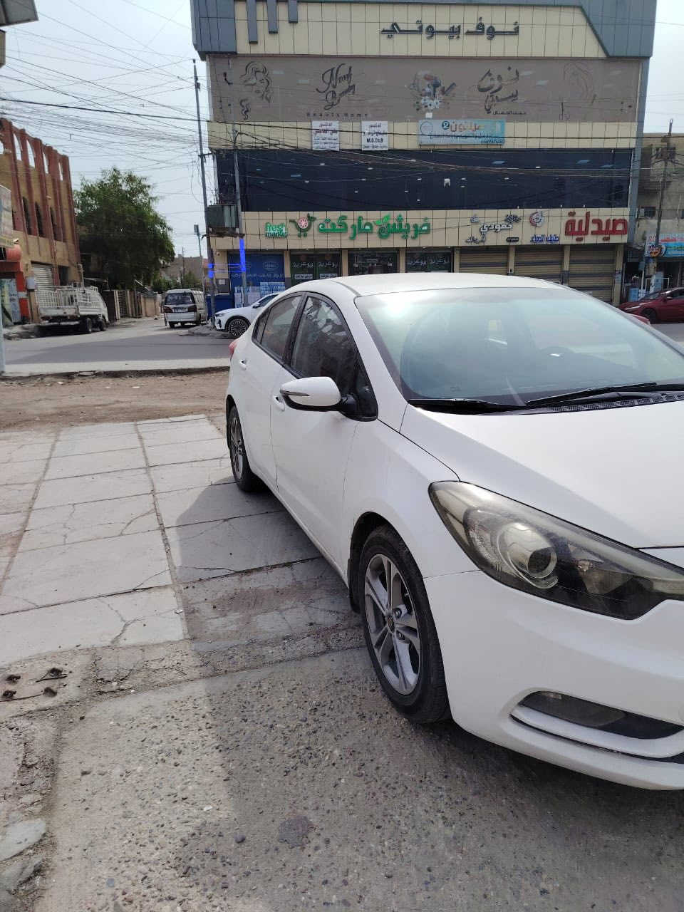 السلام وعليكم كيا سيراتو موديل 2014 خليجي محرك 1600 رقم بغداد السعر 125 وبيها مجال مكاني بغداد حي الاعلام ***********
