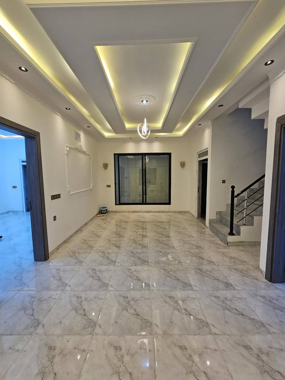 🏡 دار للبيع في حي السماح – الأساتذة
🔹 المساحة: 160 متر  
🔹 الواجهة: 11 متر  
🔹 البناء: حديث – سند طابو زهور (شرط تحويل)  
🔹 مكوّن من طابقين  
الطابق الأرضي:  كراج + هول + استقبال + مطبخ + غرفتين نوم (سويت) + صحيات  
الطابق الثاني:  4 غرف نوم (منها غرفة سويت) + هول + صحيات + بيتونة + سطح كاشي  
📍#مكتب_قصر_الامراء_العقاري 
 للاستفسار الاتصال على الارقام التالية 
*********** / *********** متوفر واتساب ايضا
