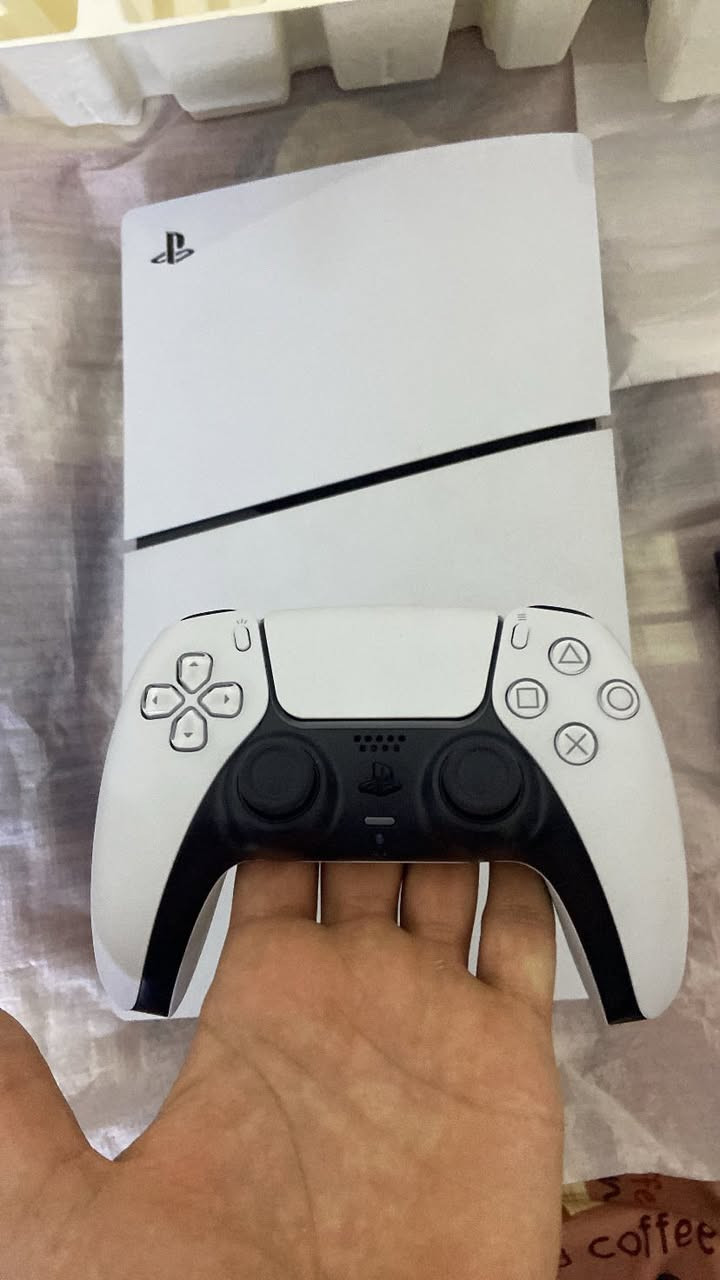 السلام عليكم بلي فايف سلم 

الجهاز حاله حال الجديد الله شاهد جدا نضيف ومكفول من كلشي حتى من الشخط  تاخذه من باب البيت وبي ضمان هم

كامل ملحقاته الاصلي كارتونه وكيبلات واليده الاصليه مابي ولانقص

واكو العاب هم داخل الجهاز منها fifa 26
وكول اوف ديوتي وبعد شكم لعبه

مكاني بغداد ا((لاعظميه)) السعر ((675)) رجاء معجبك سعر اعبر منشور 
 شراي يتصل فقط ***********
