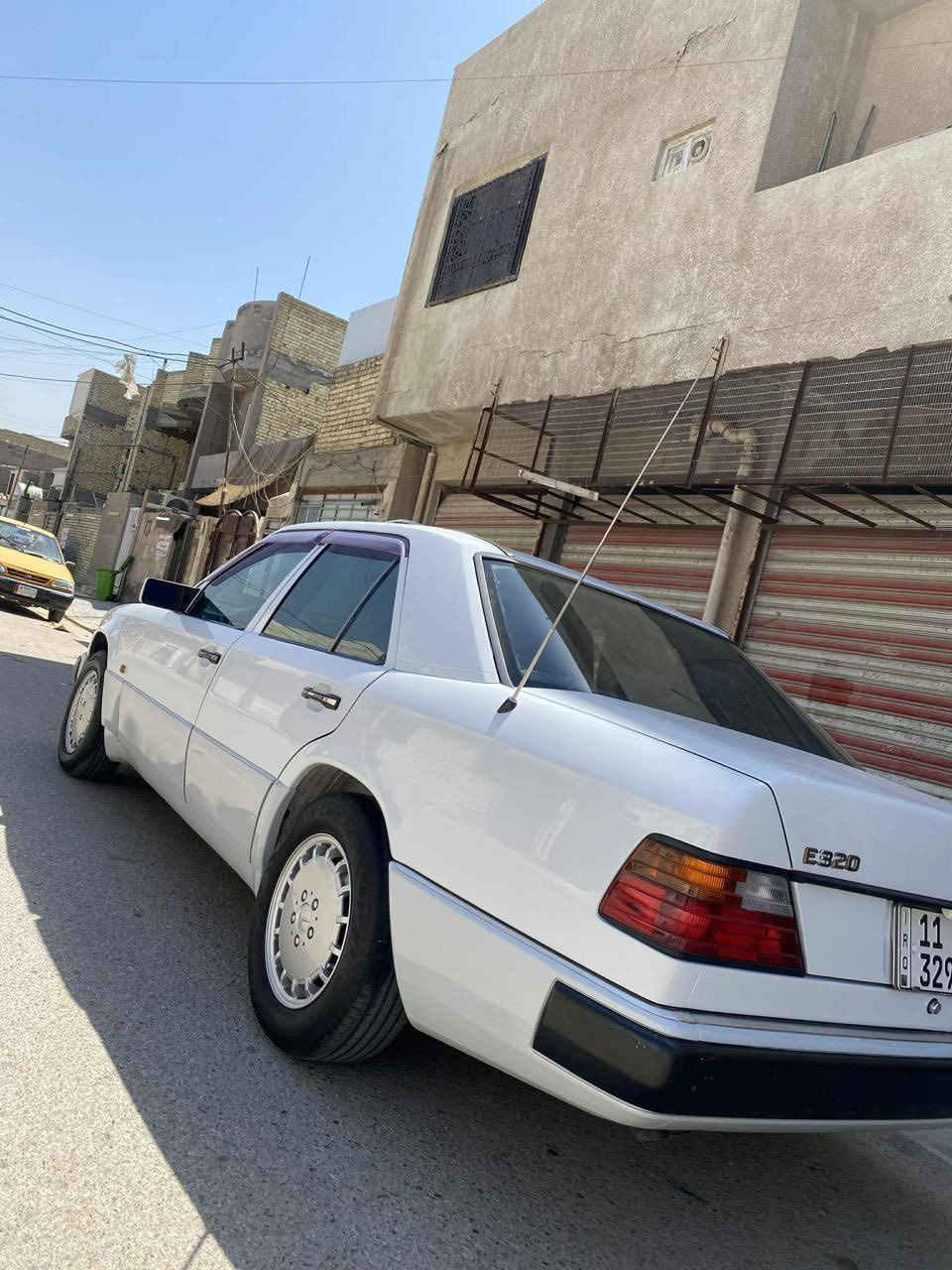 السلام عليكم
مرسدس موديل 93 لون ابيض 
السياره وضع شركة مصبوغ عام الجماليه 
السياره كير مكينه حداديه جديد مكفول 
السياره جاهزه من كلشي  
مكاني بغداد رقم تلفون ***********
